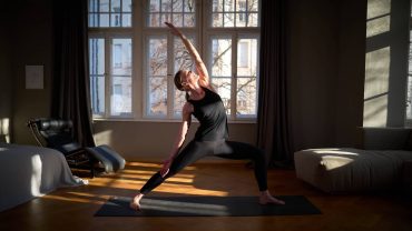 Bärbel beim Reverse Warrior – YOGAMOUR #224: Flow & Glow 2