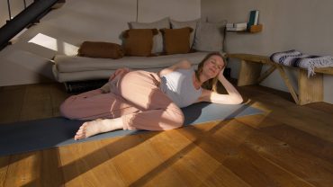 Bärbel: Yin-Yoga Cat-Tail-Pose – YOGAMOUR 225