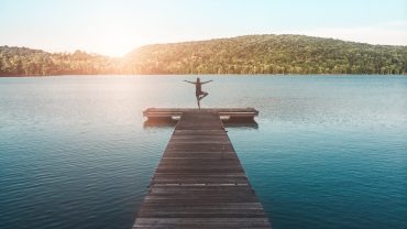 Yoga auf dem Steg am See – YOGAMOUR Wochenplan »Licht auf Vorrat«