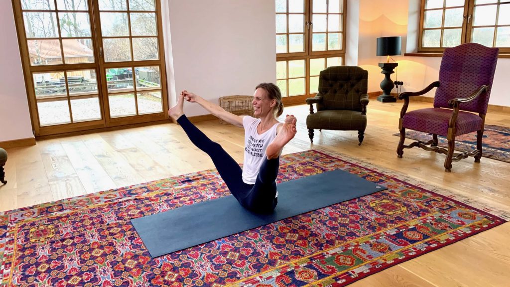 YOGAMOUR 109: Blühender Lotus