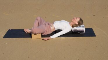 Bärbel von YOGAMOUR macht am Strand Viloma Pranayama